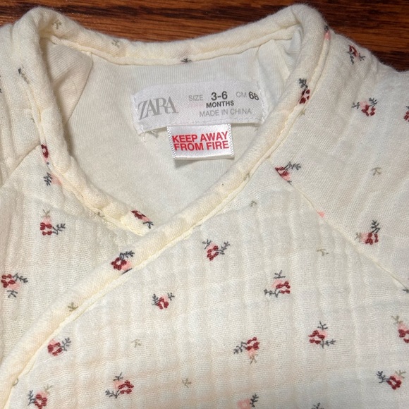 Zara 3-6 m one piece footie (light polyester fill) - Picture 2 of 2